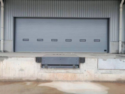 kopen Industriële automatische geïsoleerde metalen sandwichpaneel van staal Buitenste sectie Schuiflift Overhead Garage Roll Up Door online manufacture