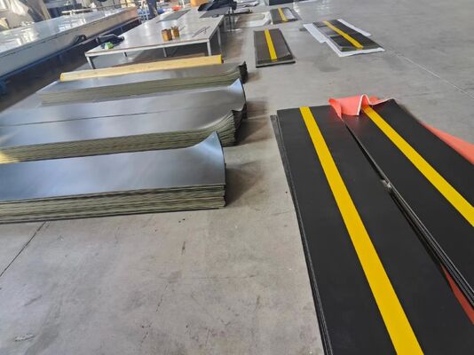 kopen Elektrisch aangedreven industriële sectiedeuren met corrosiebestendig onderhoud en vingerbescherming online manufacture
