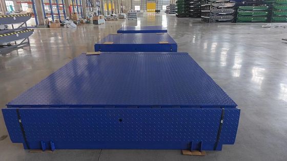 Grijs vrachtwagen hydraulische dock leveler voor gemakkelijk laden en lossen IP55