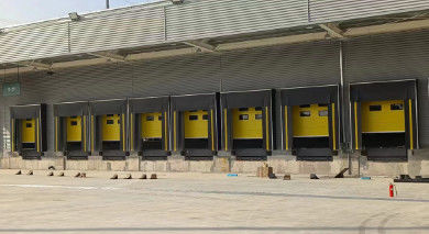Over het algemeen zwart laaddock shelter PVC materiaal met gele waarschuwingsstrook