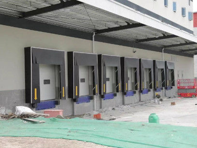 Zwarte PVC-stof industriële terugtrekbare dock shelter krasbestendige voorzijde