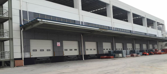 Automatische stalen industriële sectiedeuren 24dB geluidsisolatie 450N/M2 Windbelasting
