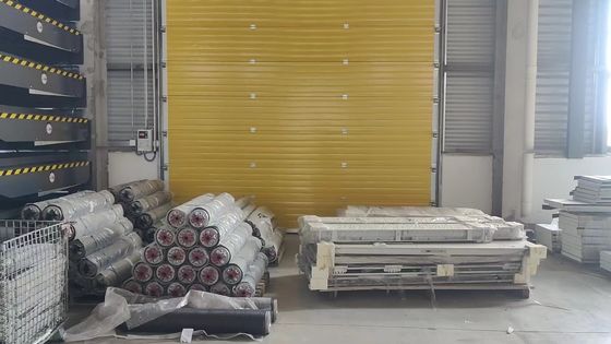 Op maat gemaakte RAL9002 sectioneel garagedeuren met mens-machine interface besturingsdoos