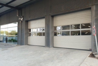 Sectieve garagedeuren met veiligheidsvoorziening op de bodem voor obstakeldetectie
