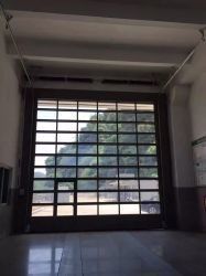 Goedkope woonruimte automatische zwarte aluminium helder gesegmenteerde garagedeur