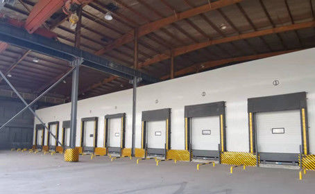Industriële automatische geïsoleerde metalen sandwichpaneel van staal Buitenste sectie Schuiflift Overhead Garage Roll Up Door