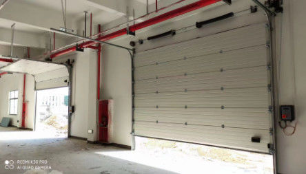 Automatische en veilige oplossingen voor sectiedeuren voor industrieel gebruik