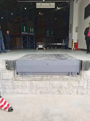 Grijs vrachtwagen hydraulische dock leveler voor gemakkelijk laden en lossen IP55