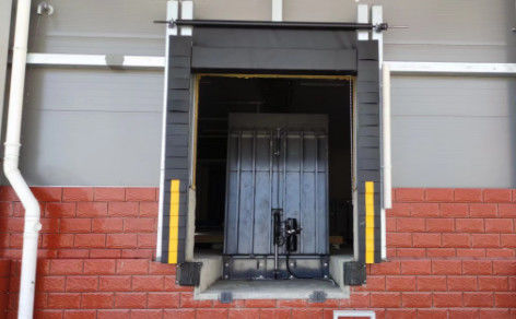 Hydraulische verticale ladingdockniveler voor koudopslagplatforms