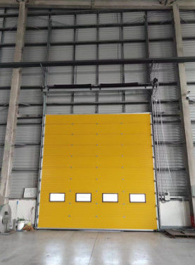 Windbestendige sectioneel geïsoleerde industriële deur voor fabrieken en hangars