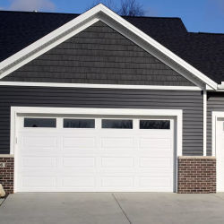 Moderne residentiële commerciële sandwichpaneel automatisch geïsoleerd elektrische sectioneel bovenhoofd platte stalen garagedeur